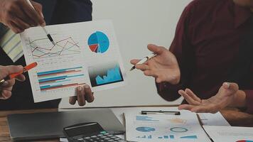 attività commerciale squadra collaborazione discutere Lavorando analizzando con finanziario dati e marketing crescita rapporto grafico nel squadra, presentazione e di brainstorming per strategia pianificazione fabbricazione profitto di azienda. video