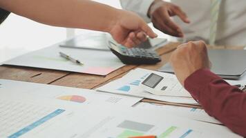 företag team samarbete diskuterar arbetssätt analyserar med finansiell data och marknadsföring tillväxt Rapportera Graf i team, presentation och brainstorming till strategi planera framställning vinst av företag. video