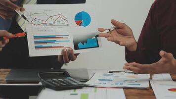 collaboration de l'équipe d'affaires discutant du travail d'analyse avec les données financières et le graphique du rapport de croissance marketing en équipe, présentation et remue-méninges pour la planification stratégique faisant profit de l'entreprise. video