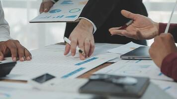 attività commerciale squadra collaborazione discutere Lavorando analizzando con finanziario dati e marketing crescita rapporto grafico nel squadra, presentazione e di brainstorming per strategia pianificazione fabbricazione profitto di azienda. video