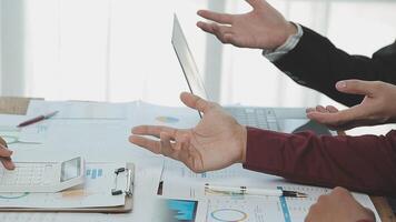 attività commerciale squadra collaborazione discutere Lavorando analizzando con finanziario dati e marketing crescita rapporto grafico nel squadra, presentazione e di brainstorming per strategia pianificazione fabbricazione profitto di azienda. video