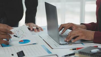 attività commerciale squadra collaborazione discutere Lavorando analizzando con finanziario dati e marketing crescita rapporto grafico nel squadra, presentazione e di brainstorming per strategia pianificazione fabbricazione profitto di azienda. video
