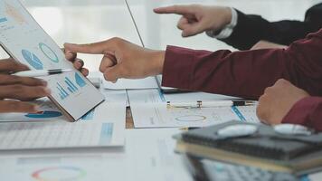 attività commerciale squadra collaborazione discutere Lavorando analizzando con finanziario dati e marketing crescita rapporto grafico nel squadra, presentazione e di brainstorming per strategia pianificazione fabbricazione profitto di azienda. video