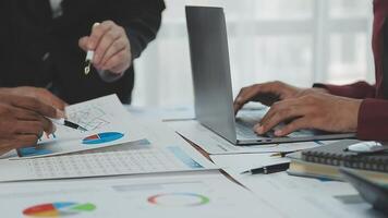 attività commerciale squadra collaborazione discutere Lavorando analizzando con finanziario dati e marketing crescita rapporto grafico nel squadra, presentazione e di brainstorming per strategia pianificazione fabbricazione profitto di azienda. video