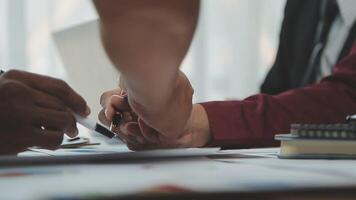 attività commerciale squadra collaborazione discutere Lavorando analizzando con finanziario dati e marketing crescita rapporto grafico nel squadra, presentazione e di brainstorming per strategia pianificazione fabbricazione profitto di azienda. video