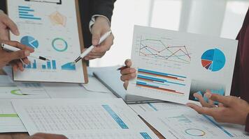 företag team samarbete diskuterar arbetssätt analyserar med finansiell data och marknadsföring tillväxt Rapportera Graf i team, presentation och brainstorming till strategi planera framställning vinst av företag. video