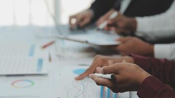 colaboração da equipe de negócios discutindo o trabalho analisando com dados financeiros e gráfico de relatório de crescimento de marketing em equipe, apresentação e brainstorming para planejamento estratégico, lucrando com a empresa. video