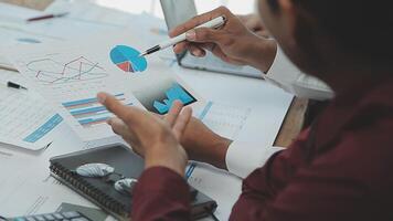 attività commerciale squadra collaborazione discutere Lavorando analizzando con finanziario dati e marketing crescita rapporto grafico nel squadra, presentazione e di brainstorming per strategia pianificazione fabbricazione profitto di azienda. video