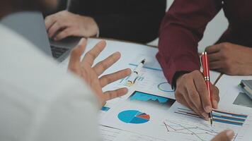 attività commerciale squadra collaborazione discutere Lavorando analizzando con finanziario dati e marketing crescita rapporto grafico nel squadra, presentazione e di brainstorming per strategia pianificazione fabbricazione profitto di azienda. video