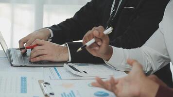 attività commerciale squadra collaborazione discutere Lavorando analizzando con finanziario dati e marketing crescita rapporto grafico nel squadra, presentazione e di brainstorming per strategia pianificazione fabbricazione profitto di azienda. video