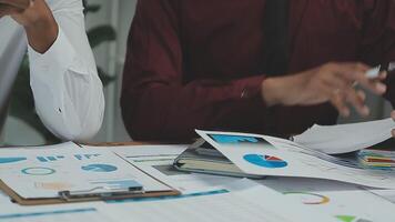 attività commerciale squadra collaborazione discutere Lavorando analizzando con finanziario dati e marketing crescita rapporto grafico nel squadra, presentazione e di brainstorming per strategia pianificazione fabbricazione profitto di azienda. video