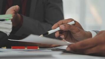 företag team samarbete diskuterar arbetssätt analyserar med finansiell data och marknadsföring tillväxt Rapportera Graf i team, presentation och brainstorming till strategi planera framställning vinst av företag. video