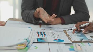 attività commerciale squadra collaborazione discutere Lavorando analizzando con finanziario dati e marketing crescita rapporto grafico nel squadra, presentazione e di brainstorming per strategia pianificazione fabbricazione profitto di azienda. video