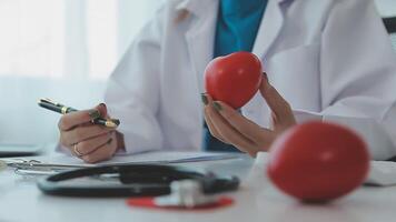 cardiologia consulta, tratamento do coração doença. médico cardiologista enquanto consulta mostrando anatômico modelo do humano coração video