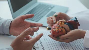 neuroloog hand- richten hersenen anatomie menselijk model- en hersenen ziekte laesie Aan wit achtergrond.deel van menselijk lichaam model- met orgaan systeem voor Gezondheid en dokter leerling studie in Universiteit. video