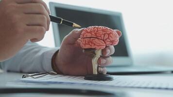 Neurologe Hand zeigen Gehirn Anatomie Mensch Modell- und Gehirn Krankheit Läsion auf Weiß Hintergrund.Teil von Mensch Körper Modell- mit Organ System zum Gesundheit und Arzt Schüler Studie im Universität. video