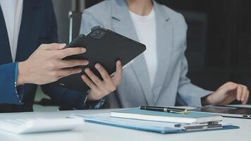 attività commerciale squadra collaborazione discutere Lavorando analizzando con finanziario dati e marketing crescita rapporto grafico nel squadra, presentazione e di brainstorming per strategia pianificazione fabbricazione profitto di azienda. video