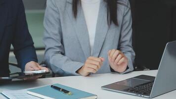 attività commerciale squadra collaborazione discutere Lavorando analizzando con finanziario dati e marketing crescita rapporto grafico nel squadra, presentazione e di brainstorming per strategia pianificazione fabbricazione profitto di azienda. video