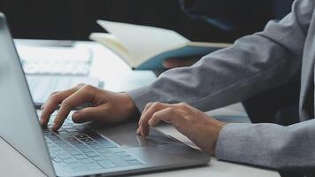 attività commerciale squadra collaborazione discutere Lavorando analizzando con finanziario dati e marketing crescita rapporto grafico nel squadra, presentazione e di brainstorming per strategia pianificazione fabbricazione profitto di azienda. video