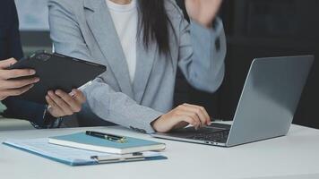 attività commerciale squadra collaborazione discutere Lavorando analizzando con finanziario dati e marketing crescita rapporto grafico nel squadra, presentazione e di brainstorming per strategia pianificazione fabbricazione profitto di azienda. video