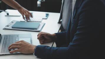 attività commerciale squadra collaborazione discutere Lavorando analizzando con finanziario dati e marketing crescita rapporto grafico nel squadra, presentazione e di brainstorming per strategia pianificazione fabbricazione profitto di azienda. video