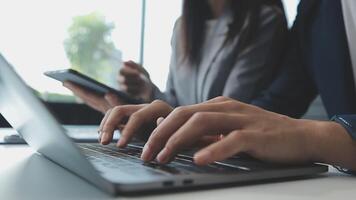 attività commerciale squadra collaborazione discutere Lavorando analizzando con finanziario dati e marketing crescita rapporto grafico nel squadra, presentazione e di brainstorming per strategia pianificazione fabbricazione profitto di azienda. video