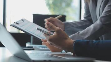 attività commerciale squadra collaborazione discutere Lavorando analizzando con finanziario dati e marketing crescita rapporto grafico nel squadra, presentazione e di brainstorming per strategia pianificazione fabbricazione profitto di azienda. video