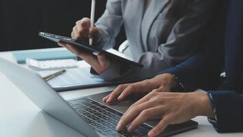 attività commerciale squadra collaborazione discutere Lavorando analizzando con finanziario dati e marketing crescita rapporto grafico nel squadra, presentazione e di brainstorming per strategia pianificazione fabbricazione profitto di azienda. video