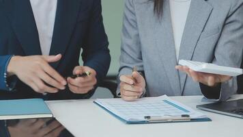 attività commerciale squadra collaborazione discutere Lavorando analizzando con finanziario dati e marketing crescita rapporto grafico nel squadra, presentazione e di brainstorming per strategia pianificazione fabbricazione profitto di azienda. video