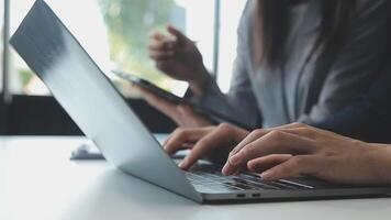 attività commerciale squadra collaborazione discutere Lavorando analizzando con finanziario dati e marketing crescita rapporto grafico nel squadra, presentazione e di brainstorming per strategia pianificazione fabbricazione profitto di azienda. video