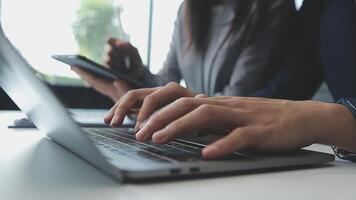 attività commerciale squadra collaborazione discutere Lavorando analizzando con finanziario dati e marketing crescita rapporto grafico nel squadra, presentazione e di brainstorming per strategia pianificazione fabbricazione profitto di azienda. video