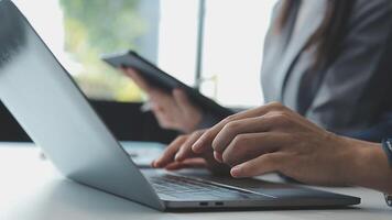 attività commerciale squadra collaborazione discutere Lavorando analizzando con finanziario dati e marketing crescita rapporto grafico nel squadra, presentazione e di brainstorming per strategia pianificazione fabbricazione profitto di azienda. video