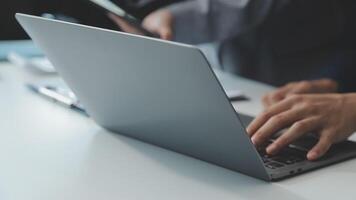 attività commerciale squadra collaborazione discutere Lavorando analizzando con finanziario dati e marketing crescita rapporto grafico nel squadra, presentazione e di brainstorming per strategia pianificazione fabbricazione profitto di azienda. video