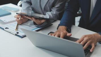 attività commerciale squadra collaborazione discutere Lavorando analizzando con finanziario dati e marketing crescita rapporto grafico nel squadra, presentazione e di brainstorming per strategia pianificazione fabbricazione profitto di azienda. video