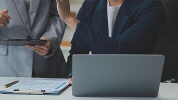 attività commerciale squadra collaborazione discutere Lavorando analizzando con finanziario dati e marketing crescita rapporto grafico nel squadra, presentazione e di brainstorming per strategia pianificazione fabbricazione profitto di azienda. video