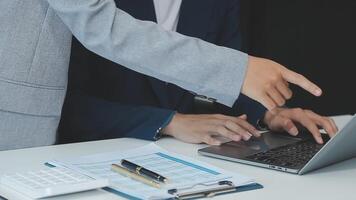 attività commerciale squadra collaborazione discutere Lavorando analizzando con finanziario dati e marketing crescita rapporto grafico nel squadra, presentazione e di brainstorming per strategia pianificazione fabbricazione profitto di azienda. video