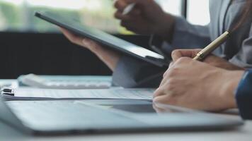 företag team samarbete diskuterar arbetssätt analyserar med finansiell data och marknadsföring tillväxt Rapportera Graf i team, presentation och brainstorming till strategi planera framställning vinst av företag. video