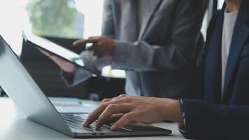 attività commerciale squadra collaborazione discutere Lavorando analizzando con finanziario dati e marketing crescita rapporto grafico nel squadra, presentazione e di brainstorming per strategia pianificazione fabbricazione profitto di azienda. video