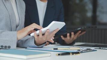 attività commerciale squadra collaborazione discutere Lavorando analizzando con finanziario dati e marketing crescita rapporto grafico nel squadra, presentazione e di brainstorming per strategia pianificazione fabbricazione profitto di azienda. video