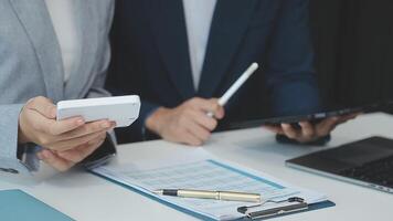 attività commerciale squadra collaborazione discutere Lavorando analizzando con finanziario dati e marketing crescita rapporto grafico nel squadra, presentazione e di brainstorming per strategia pianificazione fabbricazione profitto di azienda. video