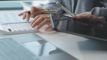 attività commerciale squadra collaborazione discutere Lavorando analizzando con finanziario dati e marketing crescita rapporto grafico nel squadra, presentazione e di brainstorming per strategia pianificazione fabbricazione profitto di azienda. video