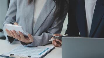 attività commerciale squadra collaborazione discutere Lavorando analizzando con finanziario dati e marketing crescita rapporto grafico nel squadra, presentazione e di brainstorming per strategia pianificazione fabbricazione profitto di azienda. video