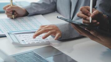 attività commerciale squadra collaborazione discutere Lavorando analizzando con finanziario dati e marketing crescita rapporto grafico nel squadra, presentazione e di brainstorming per strategia pianificazione fabbricazione profitto di azienda. video