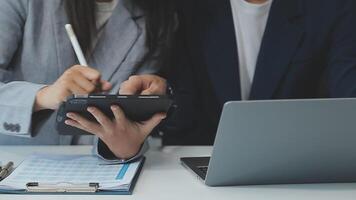 attività commerciale squadra collaborazione discutere Lavorando analizzando con finanziario dati e marketing crescita rapporto grafico nel squadra, presentazione e di brainstorming per strategia pianificazione fabbricazione profitto di azienda. video