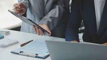 attività commerciale squadra collaborazione discutere Lavorando analizzando con finanziario dati e marketing crescita rapporto grafico nel squadra, presentazione e di brainstorming per strategia pianificazione fabbricazione profitto di azienda. video