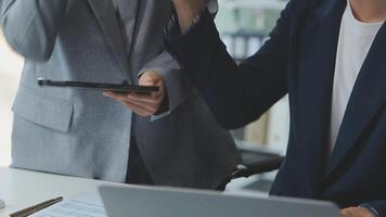 attività commerciale squadra collaborazione discutere Lavorando analizzando con finanziario dati e marketing crescita rapporto grafico nel squadra, presentazione e di brainstorming per strategia pianificazione fabbricazione profitto di azienda. video