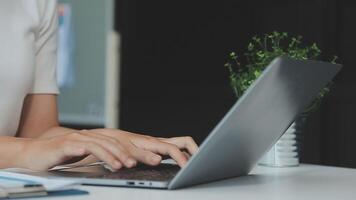 attività commerciale squadra collaborazione discutere Lavorando analizzando con finanziario dati e marketing crescita rapporto grafico nel squadra, presentazione e di brainstorming per strategia pianificazione fabbricazione profitto di azienda. video