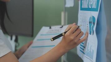 företag team samarbete diskuterar arbetssätt analyserar med finansiell data och marknadsföring tillväxt Rapportera Graf i team, presentation och brainstorming till strategi planera framställning vinst av företag. video