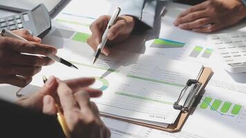 colaboração da equipe de negócios discutindo o trabalho analisando com dados financeiros e gráfico de relatório de crescimento de marketing em equipe, apresentação e brainstorming para planejamento estratégico, lucrando com a empresa. video