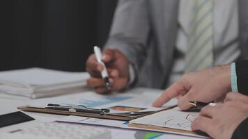 företag team samarbete diskuterar arbetssätt analyserar med finansiell data och marknadsföring tillväxt Rapportera Graf i team, presentation och brainstorming till strategi planera framställning vinst av företag. video